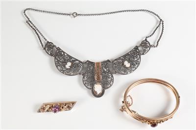 Collier mit Kamee, Armreif und Brosche - Jewellery, antiques and art