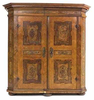 Barocker Hallenschrank, Österreich um 1740 - Asta di Natale - Argenti, vetri, porcellane, incisione, militaria, tappeti