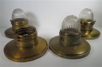 Vier Jugendstil-Deckenlampen, in Anlehnung an Entwürfe von Otto Wagner, um 1910 - Asta di Natale - Argenti, vetri, porcellane, incisione, militaria, tappeti