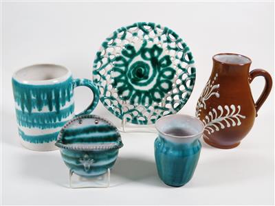 Weihwasserbehälter, Gitterteller, kleine Vase, Bierkrug, Schleiss Keramik, Gmunden - Vánoční aukce - Stříbro, sklo, porcelán, Moderní grafika, koberce