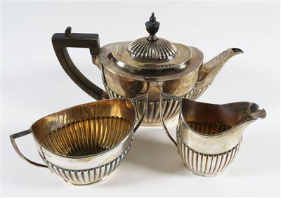 Dreiteilige englische Kaffee- oder Teegarnitur, Goldsmiths and Silversmiths Company, um 1920 - Asta di Natale - Argenti, vetri, porcellane, incisione, militaria, tappeti
