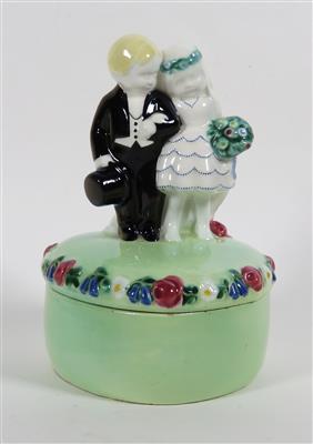 Hochzeitsdose mit Brautpaar, Entwurf Anton Klieber um 1925, Ausführung Keramos, Wien - Vánoční aukce - Stříbro, sklo, porcelán, Moderní umění grafika, koberce