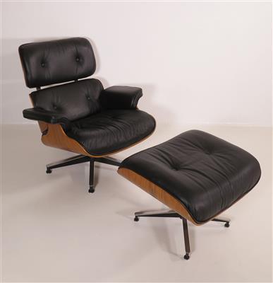 Lounge-Chair mit Ottoman (Hocker), nach einem Entwurf von Charles  &  Ray Eames 1956 - Vánoční aukce - Stříbro, sklo, porcelán, Moderní umění grafika, koberce