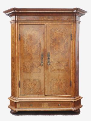 Barocker Hallenschrank, 18. Jahrhundert - Advent Auction