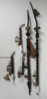Konvolut von vier Porzellanpfeifen und weiteren Pfeifenteilen, vornehmlich Deutsch um 1900 - Porcellana, vetro e oggetti da collezione