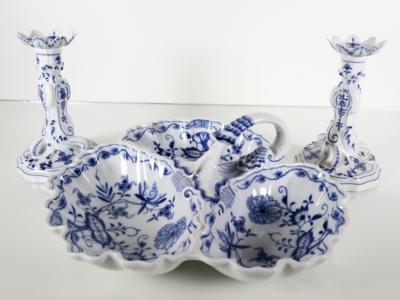 1 dreipassige Kabarettschale und 2 Kerzenhalter mit zwei losen Tropftassen, Meissen, nach 1972 - Porcelán, sklo a sběratelské předměty