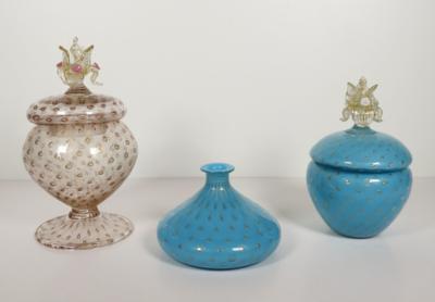 2 Deckeldosen, 1 kleine Vase, Salviati  &  C., Mitte 20. Jahrhundert - Porcelán, sklo a sběratelské předměty