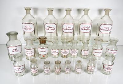 22 Apothekerflaschen, 1. Hälfte 20. Jahrhundert - Porzellan, Glas und Sammelgegenstände