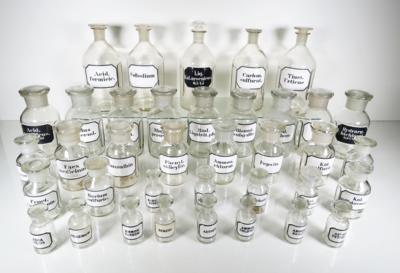 37 Apothekerflaschen, 1. Hälfte 20. Jahrhundert - Porzellan, Glas und Sammelgegenstände