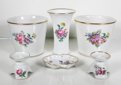 2 Blumenübertöpfe, 1 Vase, 2 Kerzenhalter, 1 Ascher, Augarten, Wien, 2. Hälfte 20. Jahrhundert - Porcelán, sklo a sběratelské předměty