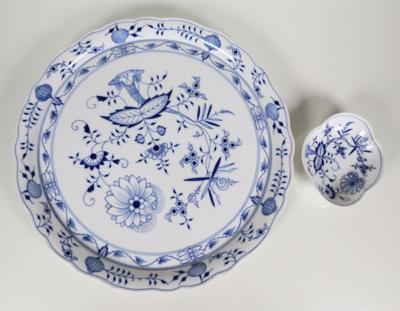 1 große Zwiebelmuster Tortenplatte und 1 Schälchen, Meissen, 1960 und 1961 - Porzellan, Glas und Sammelgegenstände