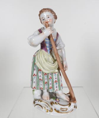 Gärtnerkind - Mädchen mit Rechen, Entwurf Johann Joachim Kaendler 1750/60, Meissen, 1924-34 - Porcelán, sklo a sběratelské předměty