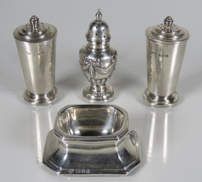 Konvolut von 3 unterschiedlichen englischen Silber Gewürz- bzw. Zuckerstreuern und einem Gewürzschälchen, - Porcellana, vetro e oggetti da collezione