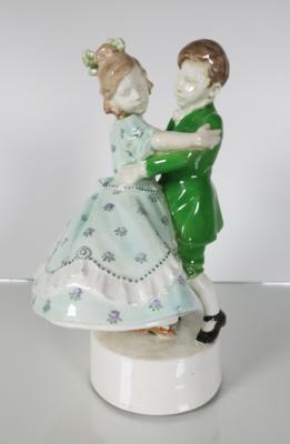 Tanzendes Kinderpaar, Entwurf Rudolf Podany um 1917, Ausführung Friedrich Goldscheider, Wien, um 1918 - Porcellana, vetro e oggetti da collezione