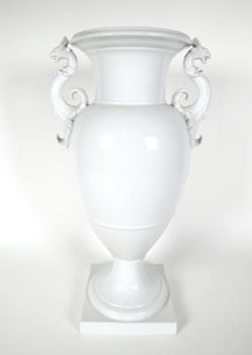 "Französische Vase" mit Greifenkopfhenkeln, KPM-Berlin, 3. Drittel 20. Jahrhundert - Porcelán, sklo a sběratelské předměty