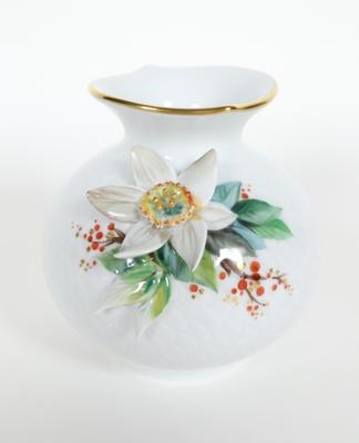 Kleine Vase "Christrose" mit Wellenspiel Relief, Meissen, 2017 - Porcelán, sklo a sběratelské předměty