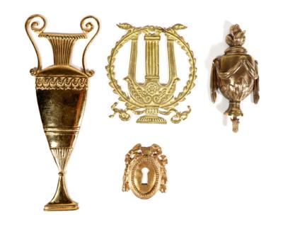 Konvolut von vier klassizistischen Zierbeschlägen, 18./19. Jahrhundert - Porcelain, glass and collectibles