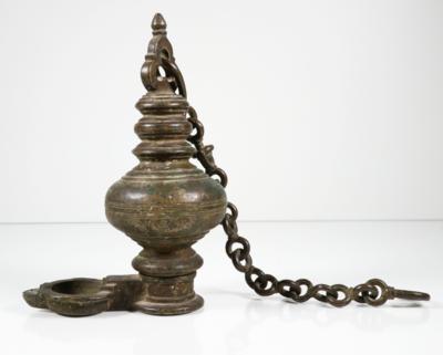 Öllampe - Hängelampe, Südasien wohl 17./18. Jahrhundert - Porcelán, sklo a sběratelské předměty