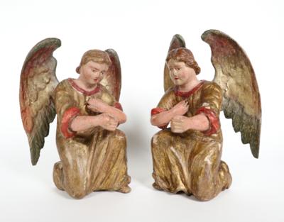 Paar provinzielle kniende Engel, 19. Jahrhundert - Porzellan, Glas und Sammelgegenstände