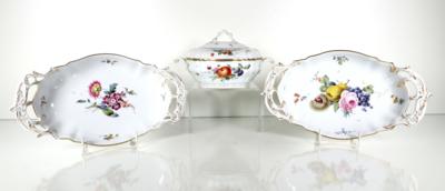Kleine Deckelterrine und zwei gehenkelte Schalen, Höchster Porzellanmanufaktur, 2. Hälfte 20. Jahrhundert - Porcelain, glass and collectibles