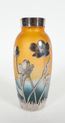 Kleine Vase mit galvanischer Silberauflage, Böhmen, Anfang 20. Jahrhundert - Porcelain, glass and collectibles