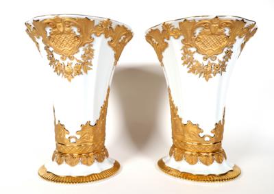 Paar Prunk-Reliefvasen, Meissen, 1988 - Porzellan, Glas und Sammelgegenstände