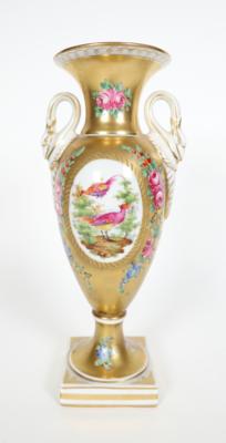 Vase mit Schwanenhenkel, Sächsische Porzellanfabrik zu Potschappel von Carl Thieme, Ende 19. Jahrhundert - Porcelain, glass and collectibles