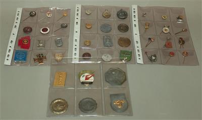 Konvolut Abzeichen, Medaillen und Anstecker - Antiques, art and jewellery