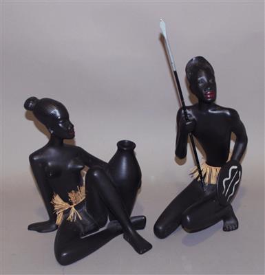 2 Keramikfiguren "Schwarzafrikanerin mit Krug und Schwarzafrikaner mit Speer und Schild - Umění, starožitnosti, šperky