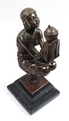 Bronzefigur "Mädchen mit Urne" - Arte, antiquariato e gioielli