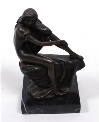 Bronzefigur "Sitzender Frauen-akt" - Umění, starožitnosti, šperky