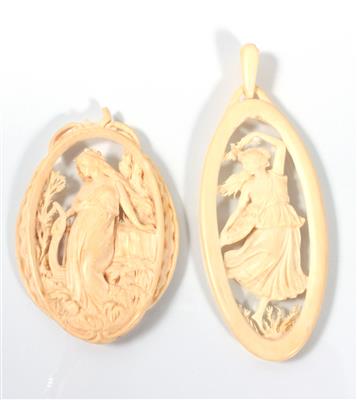2 Elfenbeinanhänger (Allegorische Frauendarstellungen) - Arte, antiquariato e gioielli