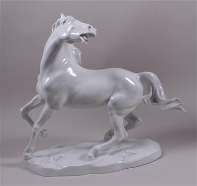 AUGARTEN Porzellanfigur, "Scheuendes Pferd" - Antiques, art and jewellery