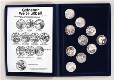 10 Medaillen "Goldener Weltfußball" - Kunst, Antiquitäten und Schmuck