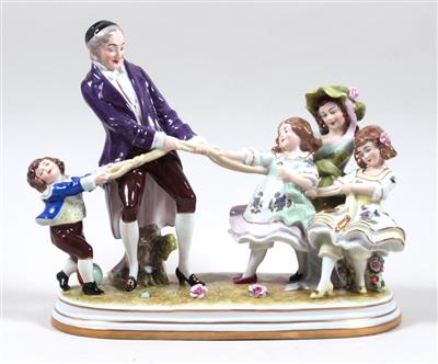 Porzellanfigurengruppe "Familie beim Seilziehen" - Kunst, Antiquitäten und Schmuck