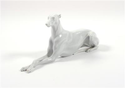 AUGARTEN Porzellanfigur "Liegender Greyhound" - Umění, starožitnosti a šperky