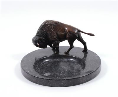 Runde Steinschale mit Bronzefigur "Bison" - Art, antiques and jewellery