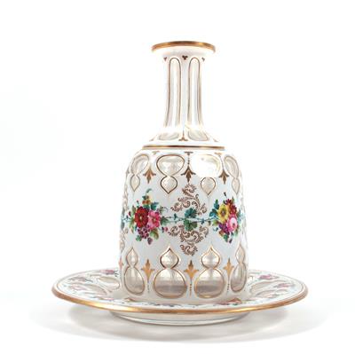 Glasflasche mit Untersetzer - Art, antiques and jewellery