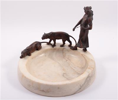 Bronzefigurenszene 3-teilig, "Orientalin mit zwei Großkatzen" - Antiques, art and jewellery