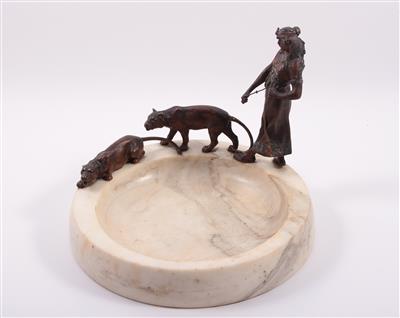 Bronzefigurenszene 3-teilig, "Orientalin mit zwei Großkatzen" - Umění, starožitnosti, šperky