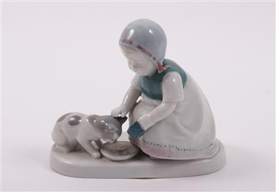 GOEBEL Porzellanfigur "Mädchen beim Füttern eines Kätzchens" - Antiques, art and jewellery