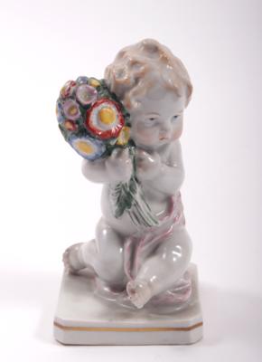 Porzellanfigur "Sitzender Putto mit Blumenstrauß" - Antiques, art and jewellery