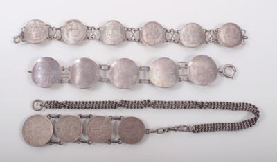 2 Münzarmketten (10 Schilling bzw. 1 Krone) 1 Münzchatelaine (Kronen) - Arte, antiquariato e gioielli
