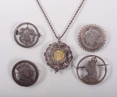 4 Münzbroschen und 1 Heiligenanhänger an Halskette - Kunst, Antiquitäten und Schmuck