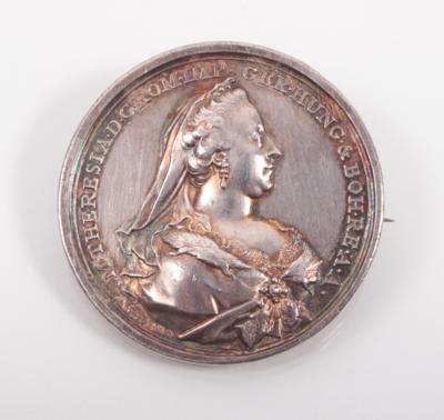 Medaillenbrosche "Auf die Genesung der Kaiserin Maria Theresia von den Pocken, 1767" - Kunst, Schmuck, Antiquitäten