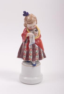 Porzellanfigur "Kleines Mädchen mit Puppe" - Kunst, Schmuck, Antiquitäten