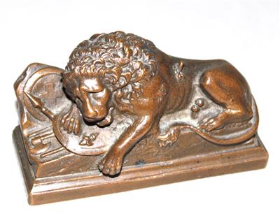 Bronzefigur "Allegorische Darstellung (Verletzer Löwe auf Wappenschild liegend) - Umění a starožitnosti