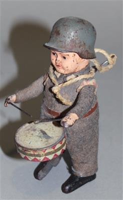 SCHUCO- Tanzfigur "Reichswehrsoldat mit Trommel" - Art and antiques