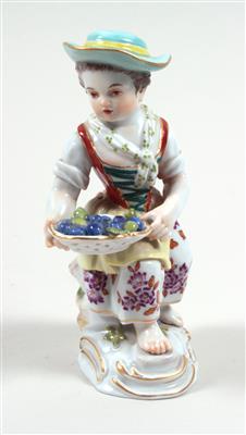 MEISSEN Porzellanfigur "Mädchen mit Pflaumenkorb" - Art, antiques and jewellery