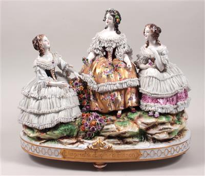 Porzellanfigurengruppe, "Kaiserin Eugenie von Frankreich mit zwei Hofdamen" - Umění, starožitnosti a šperky